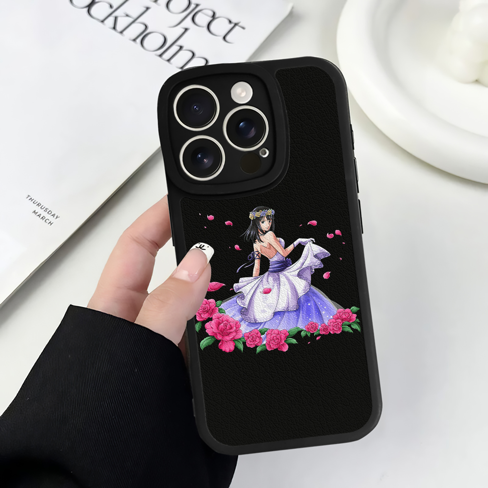（画像用） ワンピース ニコ・ロビン ONE PIECE Nico Robin 【iPhone 16シリーズ対応】シリコンスマホケース（レザー調） 材質：シリコン